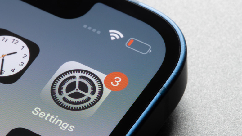 iPhone sin conexión celular: no aparecen barras de señal en la parte superior.