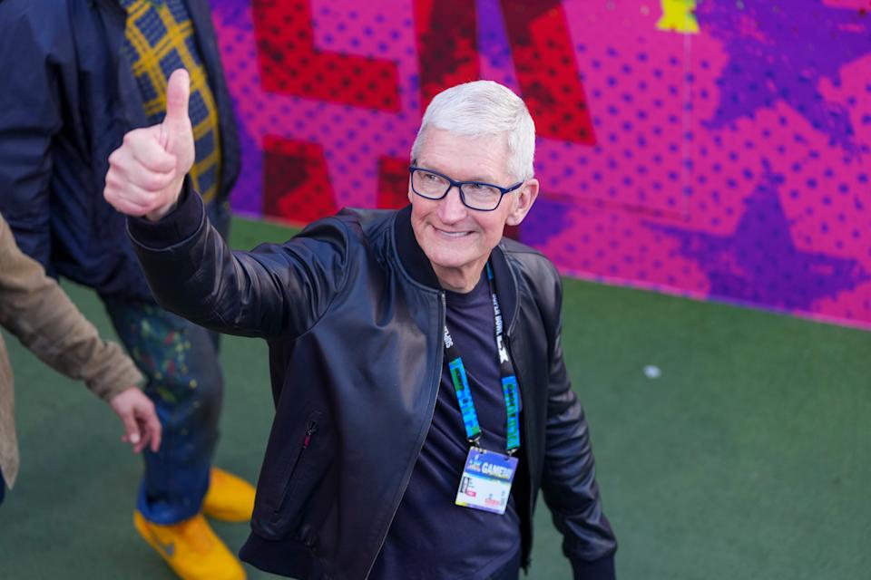 El director ejecutivo de Apple, Tim Cook, asiste al Super Bowl en febrero. La compañía dijo que la escasez de chips de memoria podría afectar sus márgenes. (Perry Knotts/Getty Images)