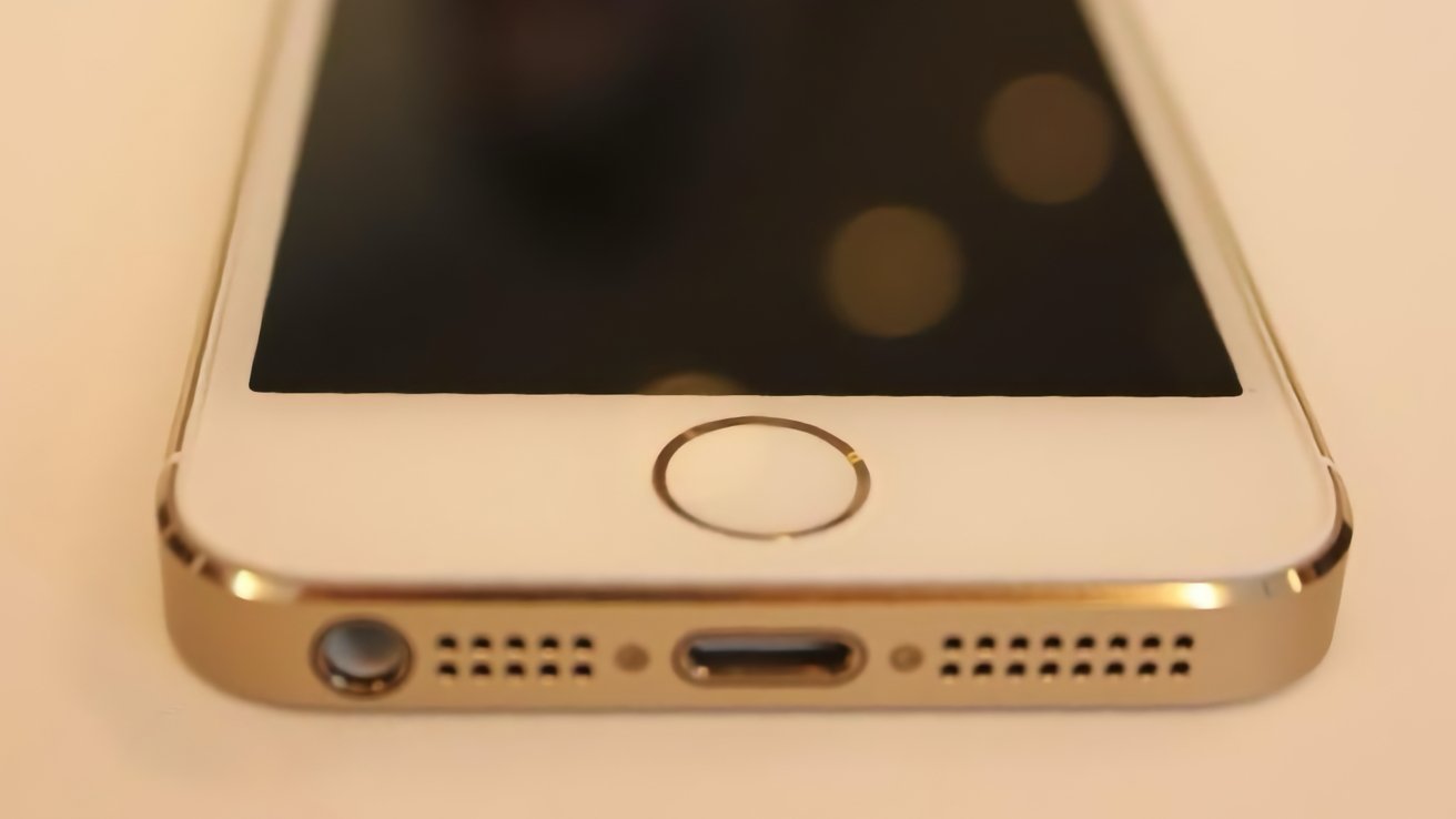 Un primer plano del botón dorado Touch ID del iPhone 5s.