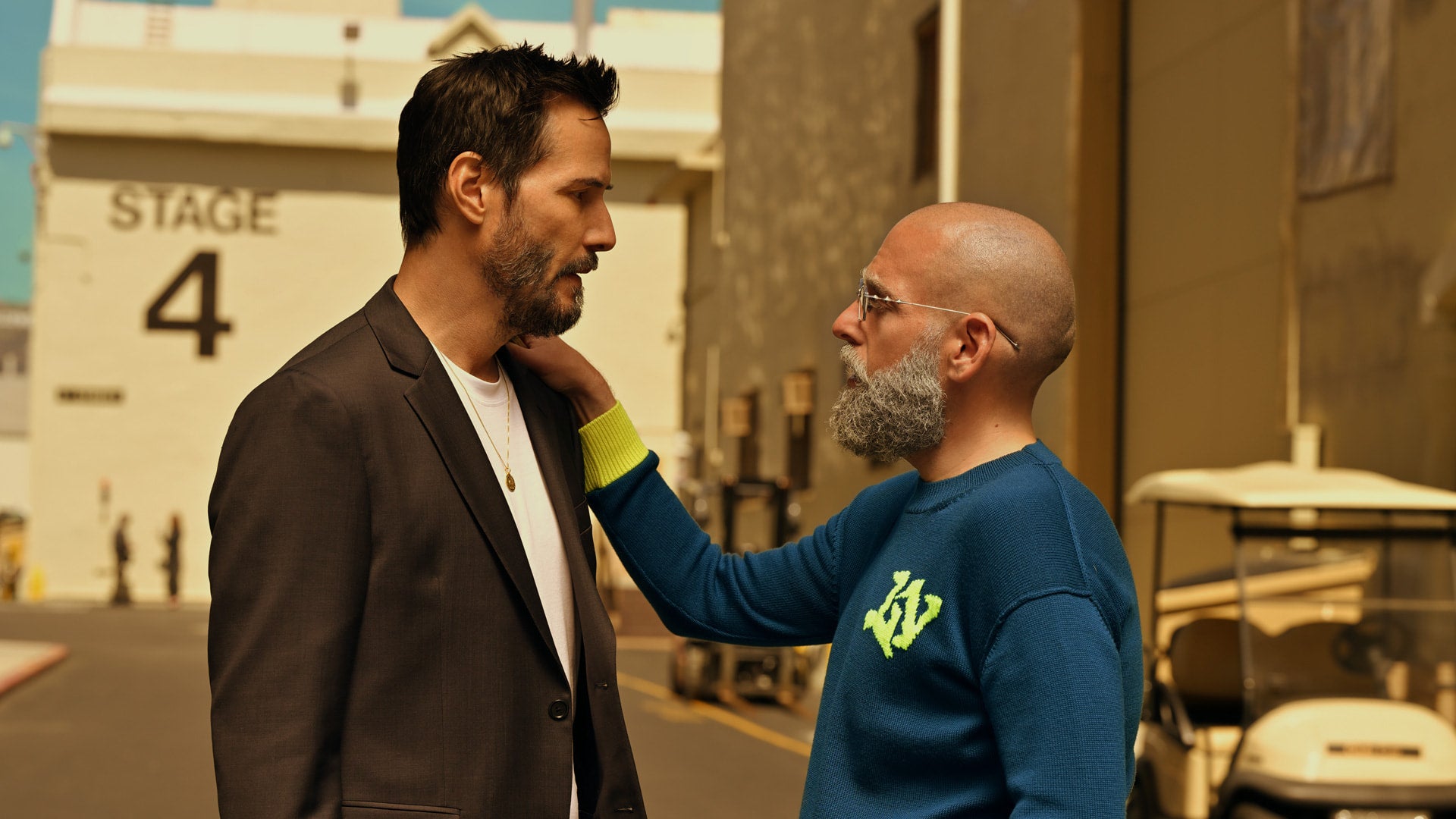 Jonah Hill está irreconocible, calvo y barbudo, junto a Keanu Reeves en su nueva película para Apple TV, 'Outcome'.