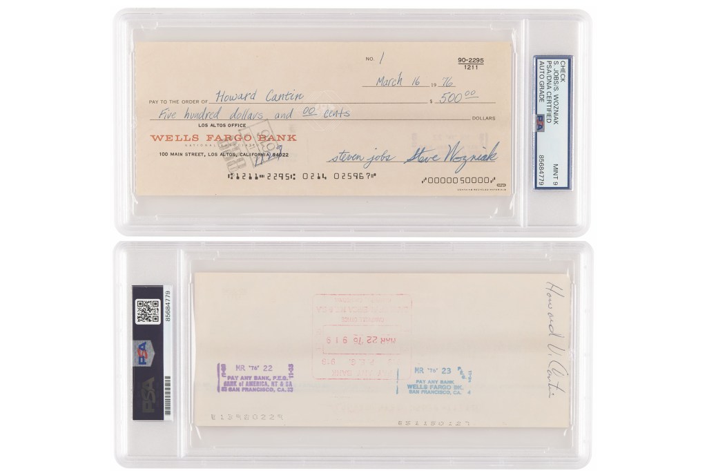 Collage anverso y reverso de un cheque de 500 dólares del banco Wells Fargo, fechado el 16 de marzo de 1976, a nombre de Howard Cantin y firmado por Steven Jobs y Steve Wozniak, con 