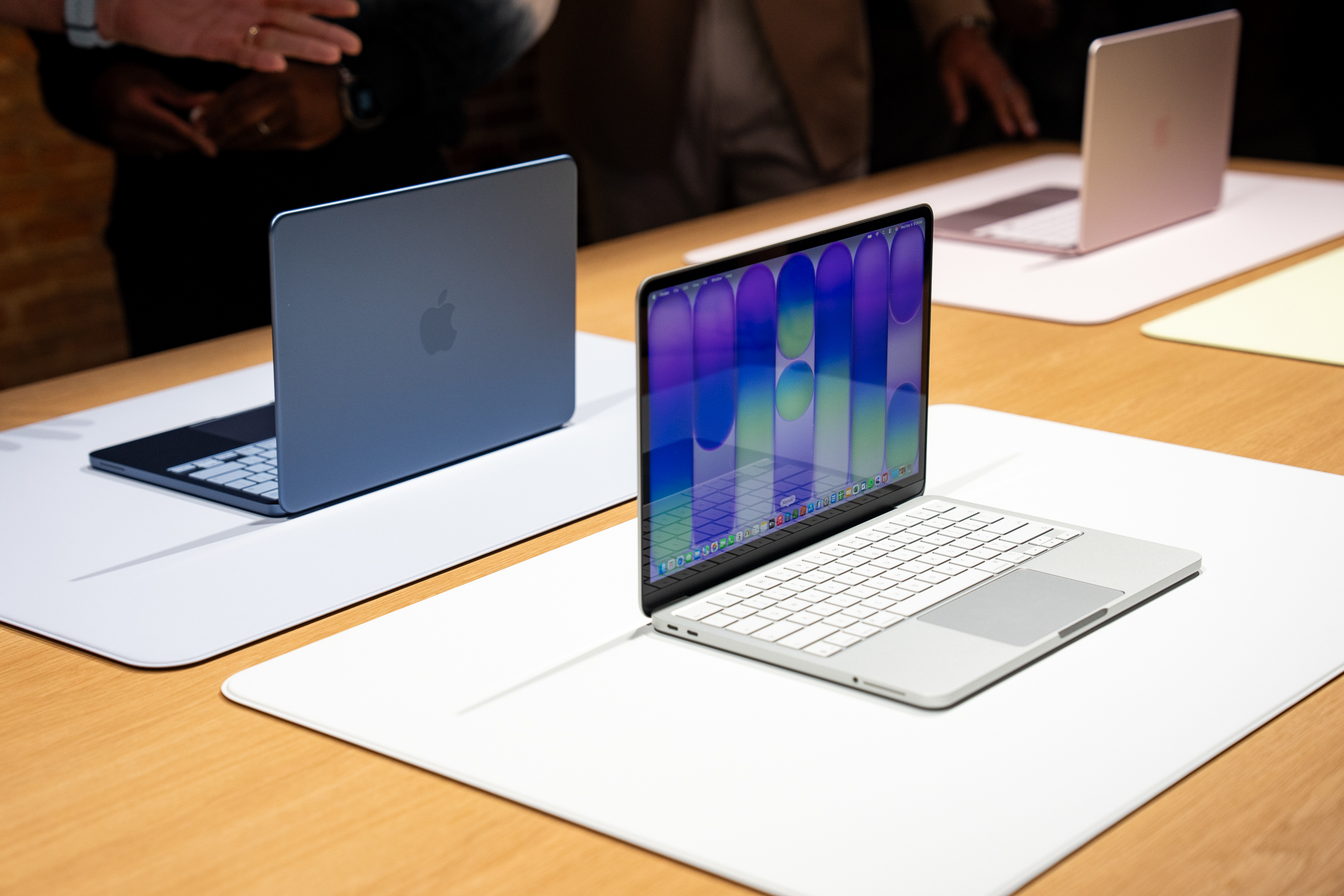 Al visitante promedio de Apple Store le resultará fácil realizar una demostración y comprar esta computadora portátil de $ 600, uno de los puntos fuertes de Apple en comparación con la compra de una computadora portátil con Windows en línea o en Best Buy.