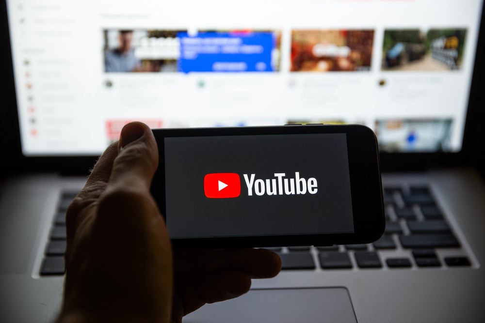 Logotipo de YouTube en la pantalla/teléfono inteligente