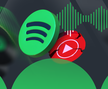 Logotipo de Spotify frente al logotipo rojo agrietado de YouTube Music sobre un fondo de ondas sonoras.