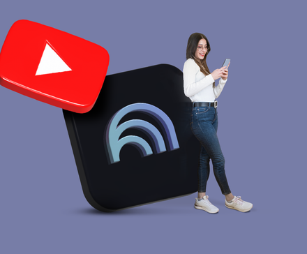 Una mujer usando su teléfono junto a un gran logotipo de YouTube en 3D y un ícono de la aplicación NotebookLM.