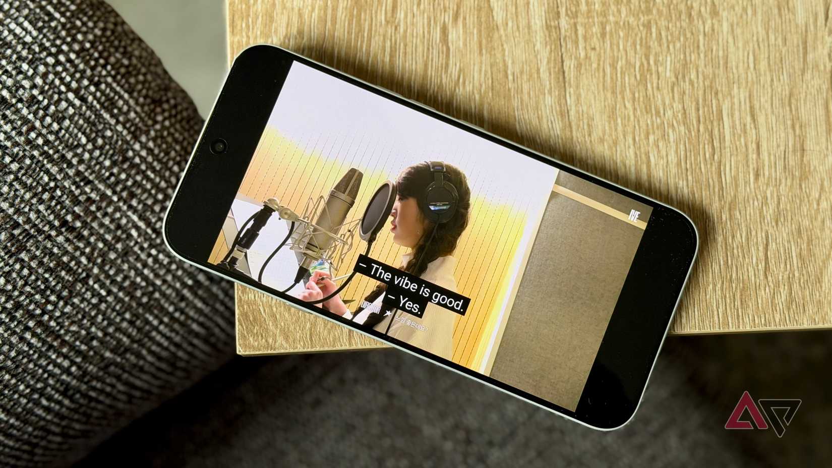 Se está reproduciendo un vídeo de YouTube en un teléfono.
