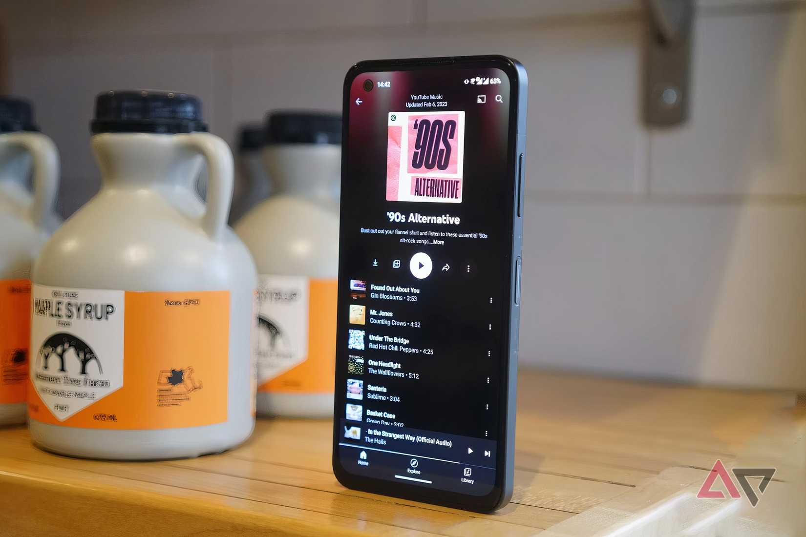 La pantalla de un teléfono que muestra una lista de reproducción de YouTube Music.
