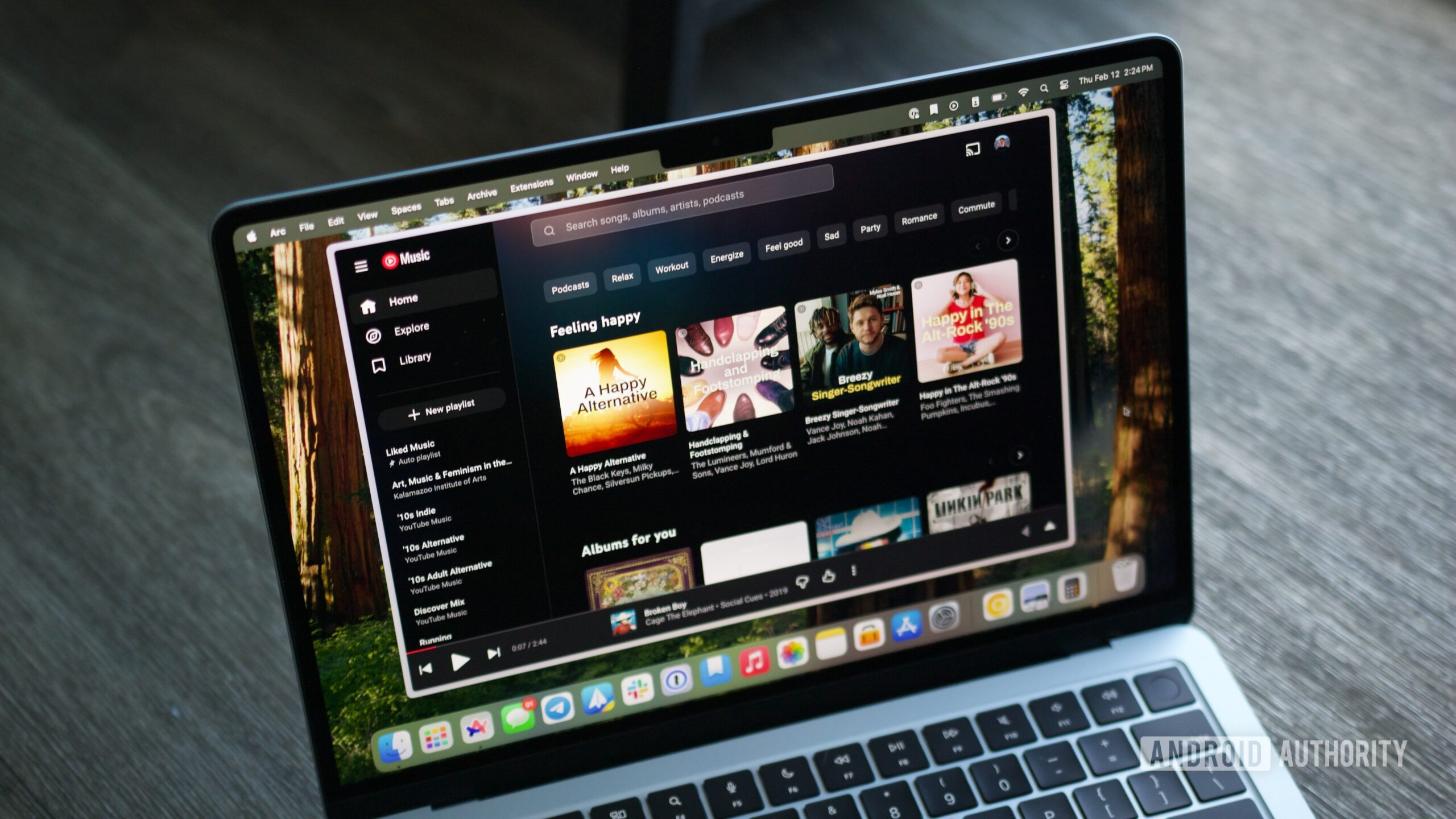El sitio de escritorio YouTube Music funciona en una computadora portátil.