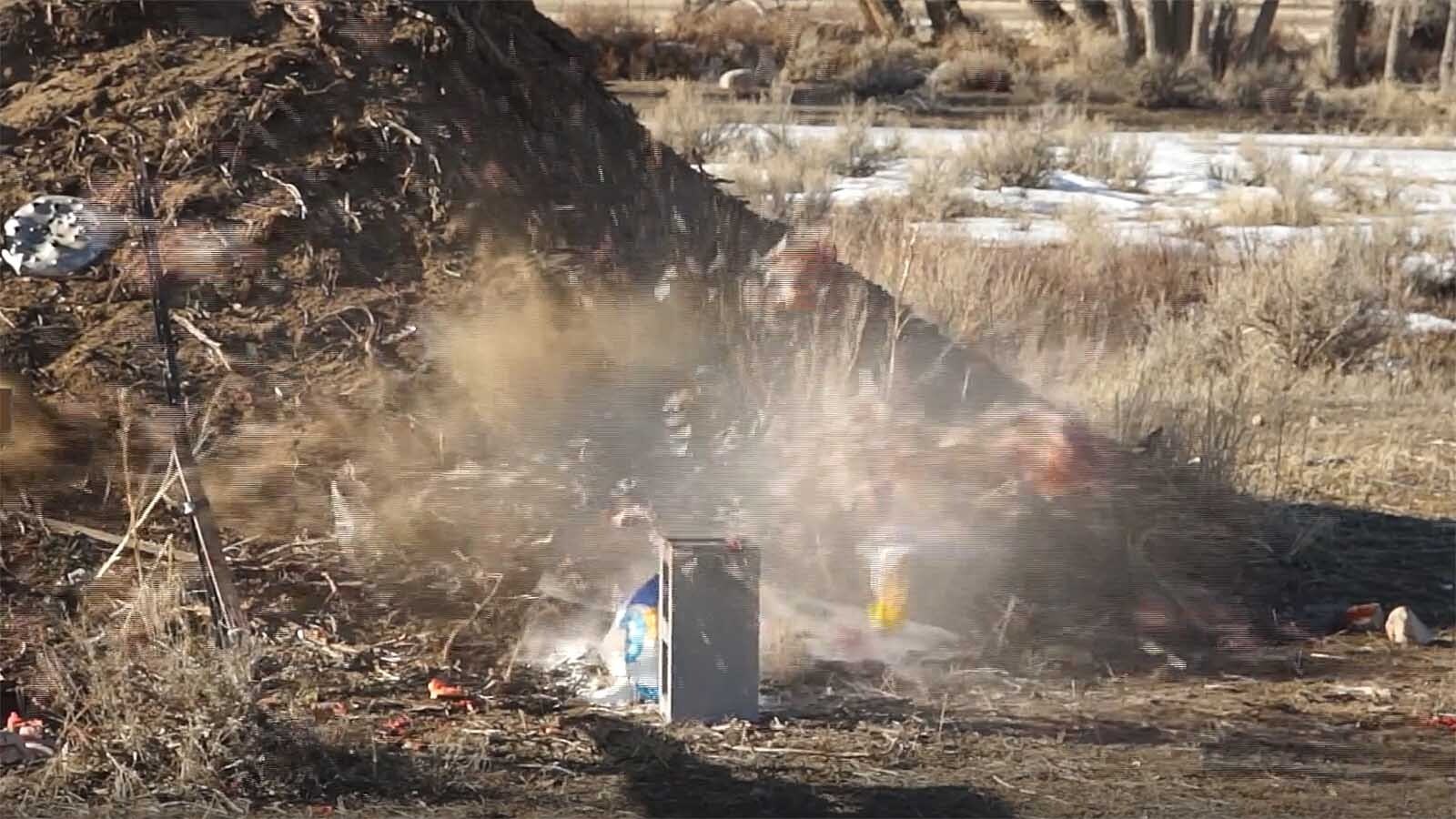 En esta captura de pantalla de un vídeo del fabricante de armas de fuego Big Horn Armory Inc., con sede en Cody, se utiliza uno de los rifles de la compañía para disparar a un pollo congelado. Después de que cerraron su canal de YouTube, Big Horn Armory trasladó su contenido a Rumble.