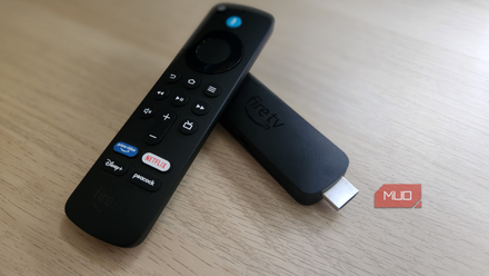 Fire TV Stick y control remoto sobre un escritorio.