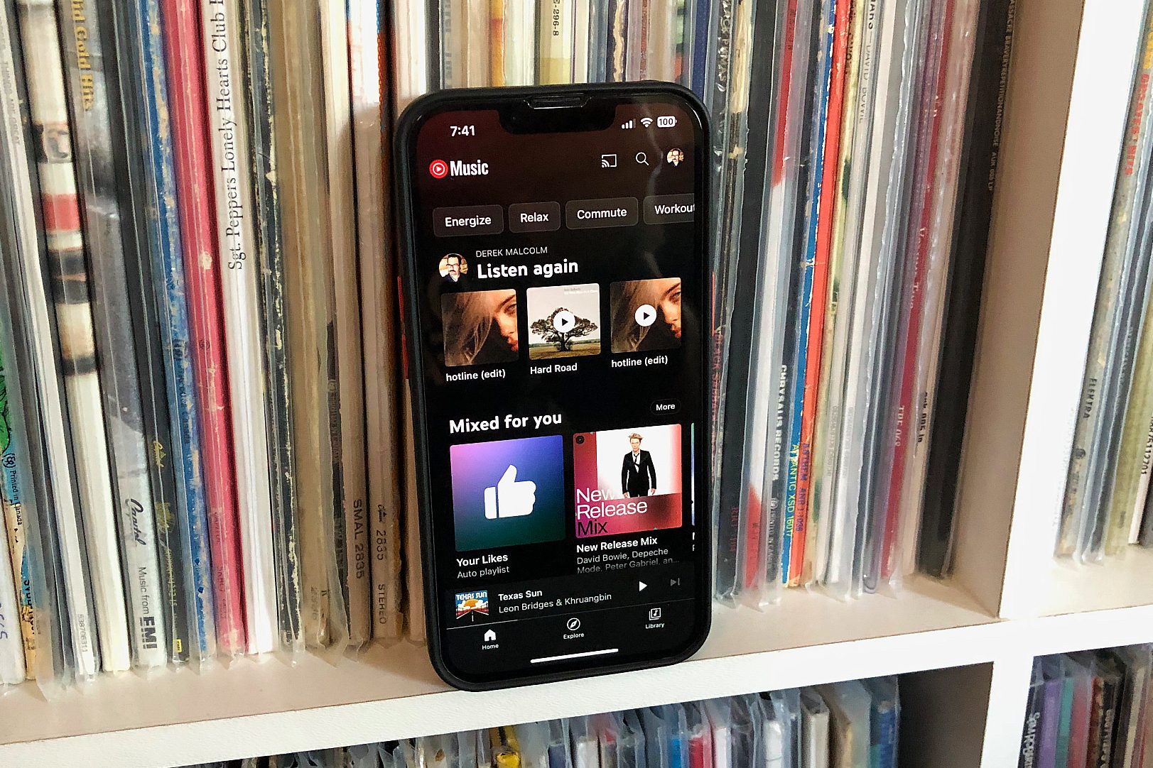 Un iPhone con la aplicación YouTube Music.