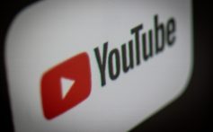 ESTAMBUL, TURQUÍA - 10 DE NOVIEMBRE: En esta ilustración fotográfica, la aplicación de transmisión de YouTube se ve en una pantalla de televisión el 10 de noviembre de 2025 en Estambul, Turquía. (Ilustración fotográfica de Chris McGrath/Getty Images)