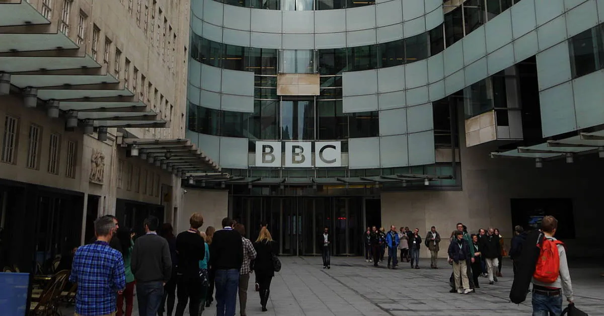 Broadcasting House, la sede de la BBC, vista en 2014. (Foto vía Wikimedia Commons, gráfico de The Desk)