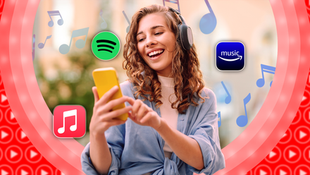 Una mujer feliz con auriculares, escuchando música mientras sostiene su teléfono, con los logotipos de Apple Music, Spotify y Amazon Music a su alrededor, y varios logotipos borrosos de YouTube Music de fondo.