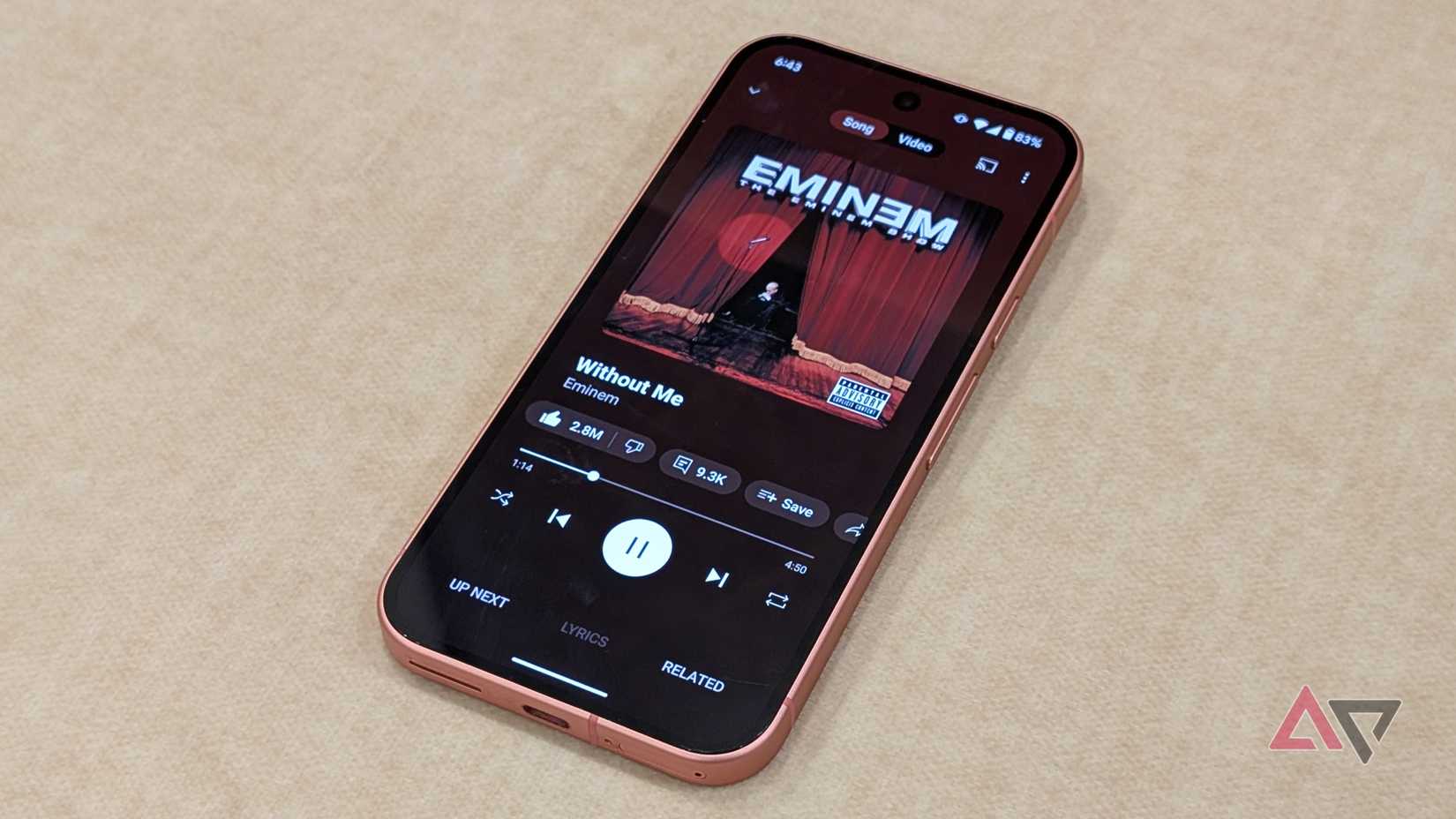 YouTube Music se reproduce en un teléfono inteligente Google Pixel 9