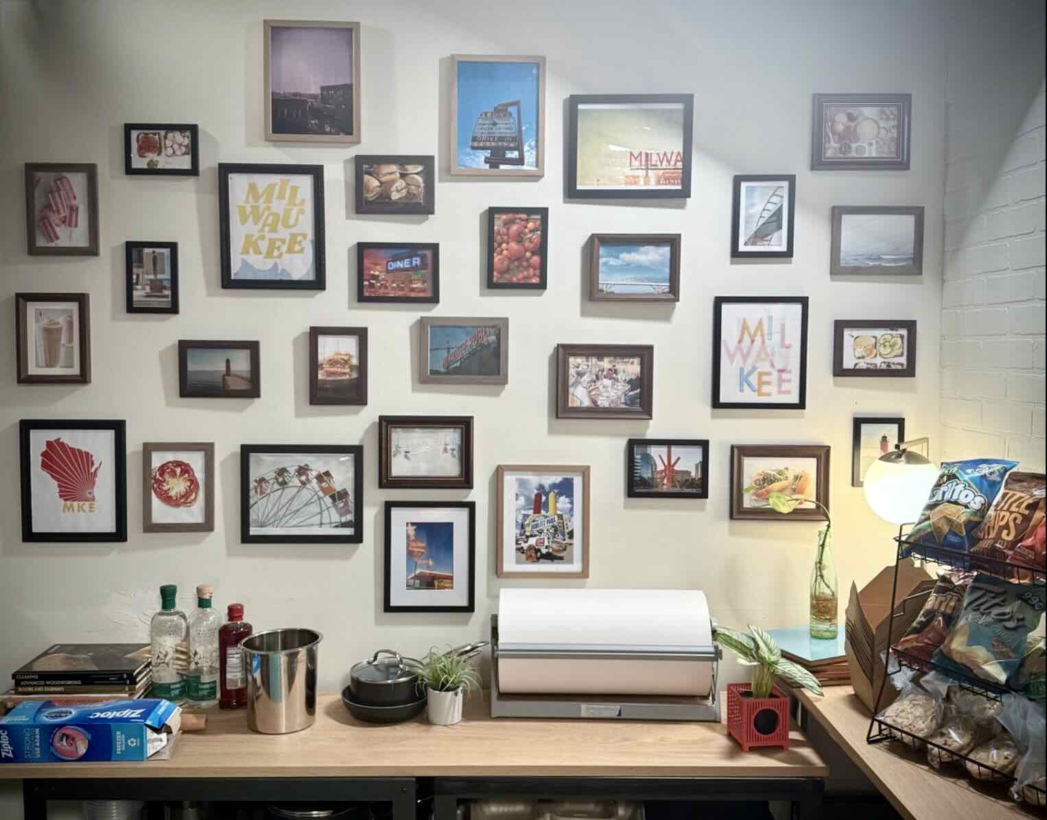 Muro de fotos en el set (Foto: Taste of Home)