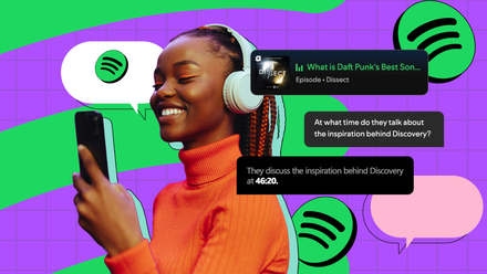 Una mujer escucha Spotify con auriculares mientras hace preguntas sobre un episodio de un podcast.