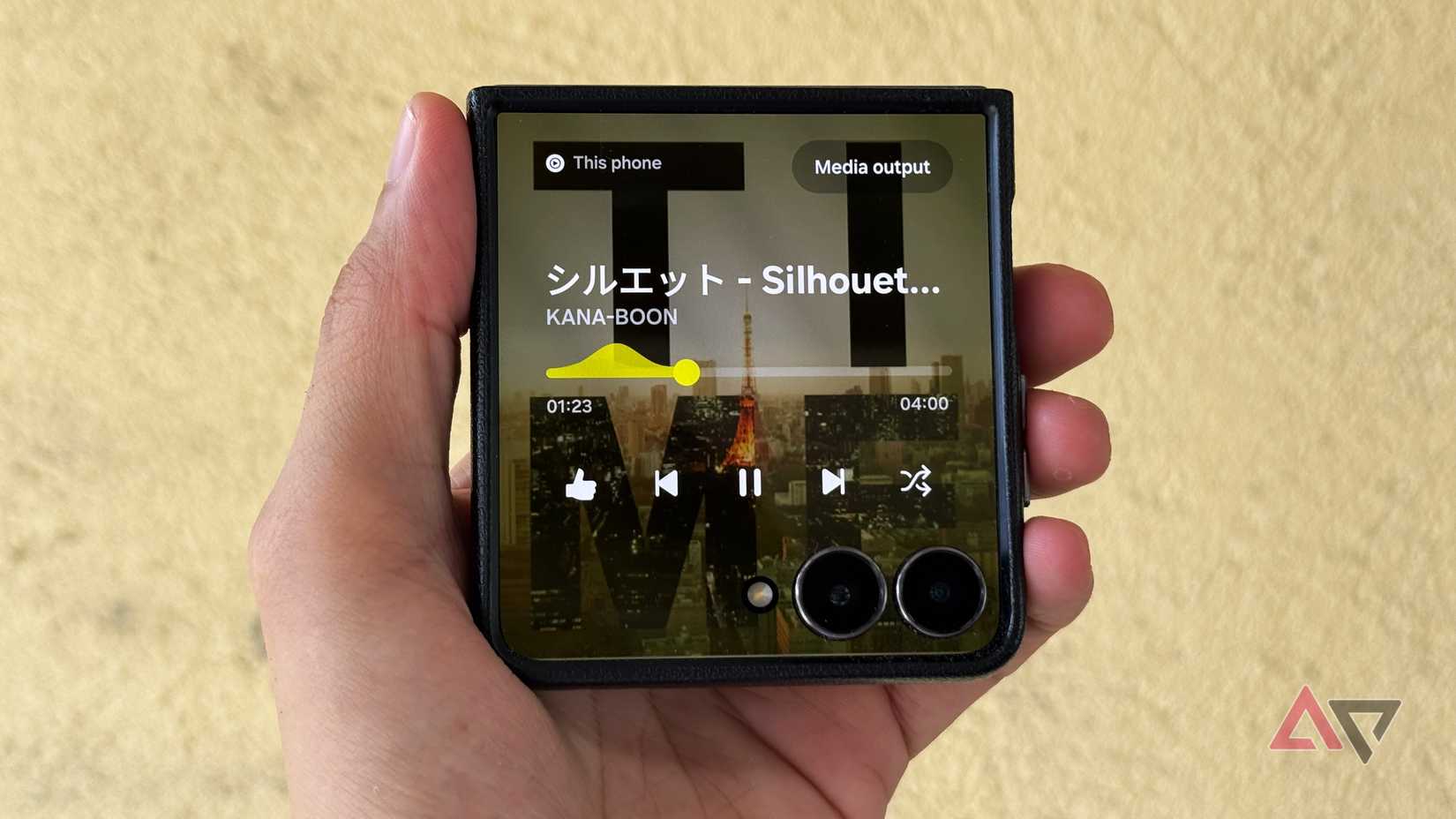 Reproduzca una canción en la aplicación YouTube Music en Samsung Galaxy Z Flip 7