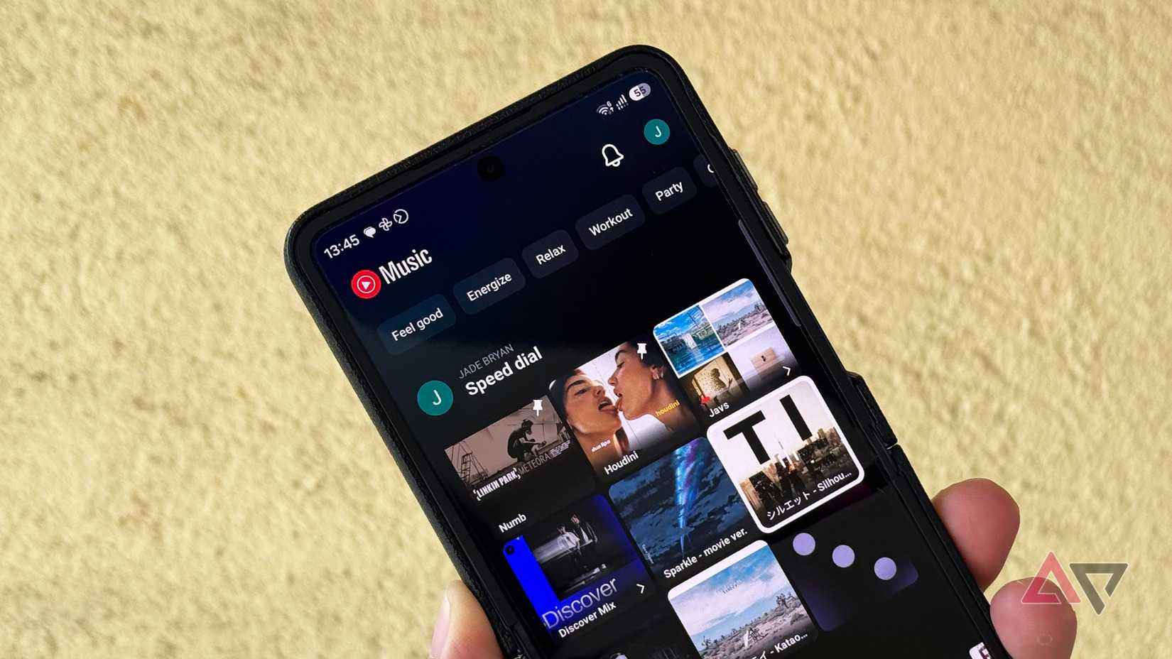 La parte superior del smartphone Samsung Galaxy Z Flip 7 con la aplicación YouTube Music
