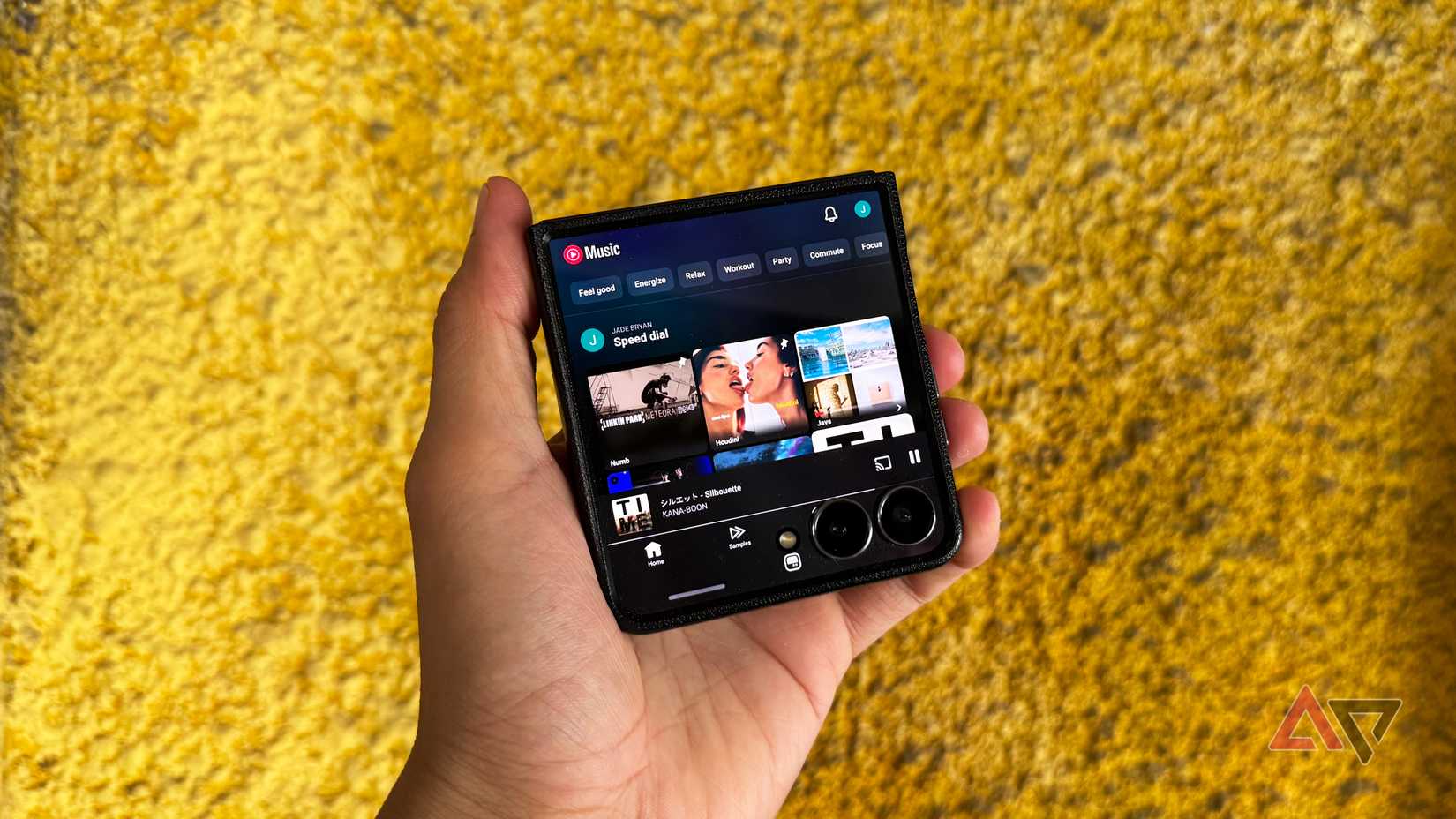Aplicación YouTube Music en el teléfono inteligente plegable Samsung Galaxy Z Flip 7